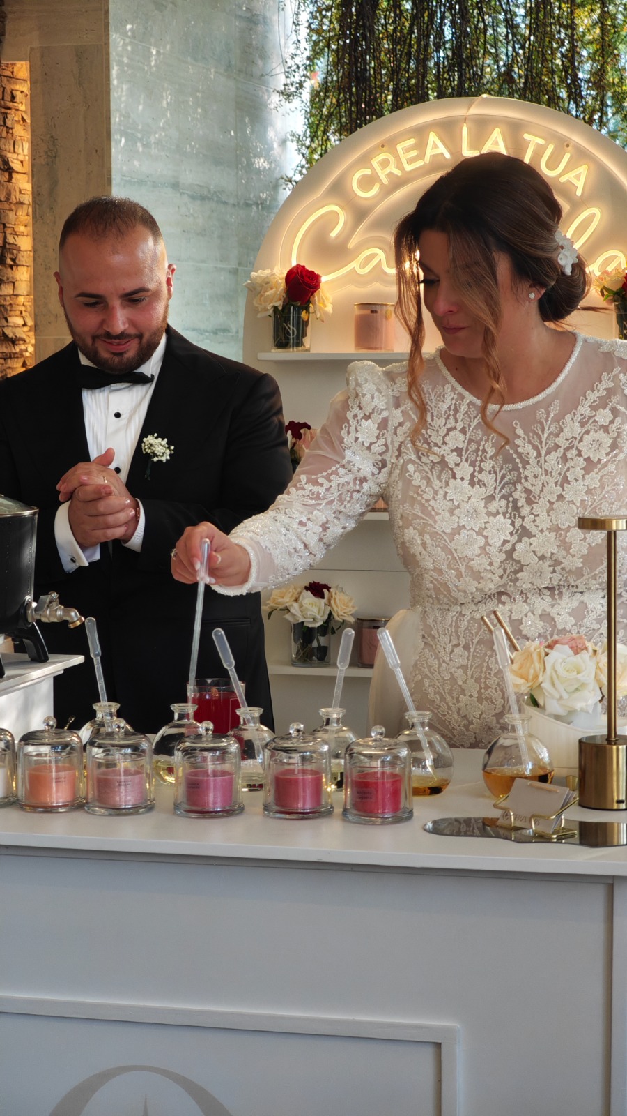 Gli sposi creano la loro candela artigianale dal vivo
